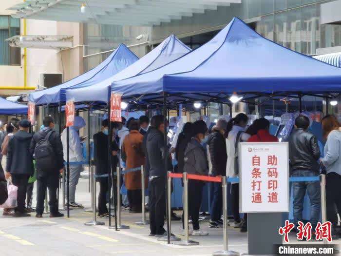 图为兰州大学第二医院的核酸检测点，市民在自助打印条码。　张婧 摄