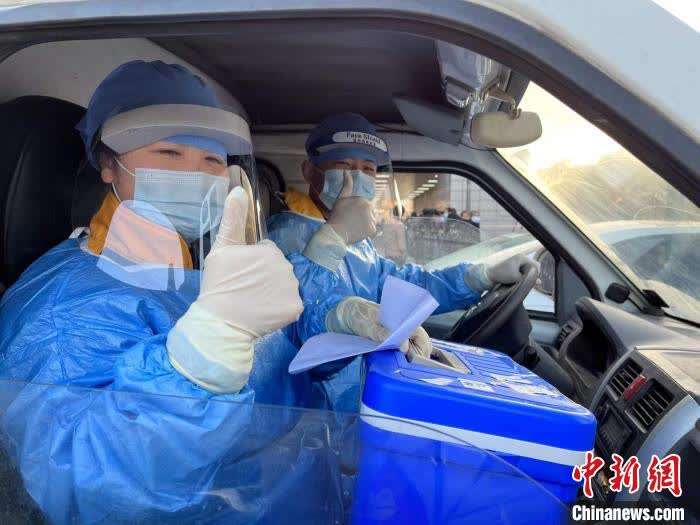 特写：快递小哥疫情中逆行奔跑“配送”温暖和希望
