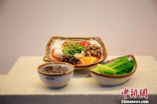 资料图：螺蛳粉仿真模型。　朱柳融 摄