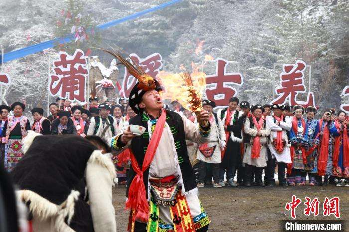 释比喷火表演。　唐彬 摄