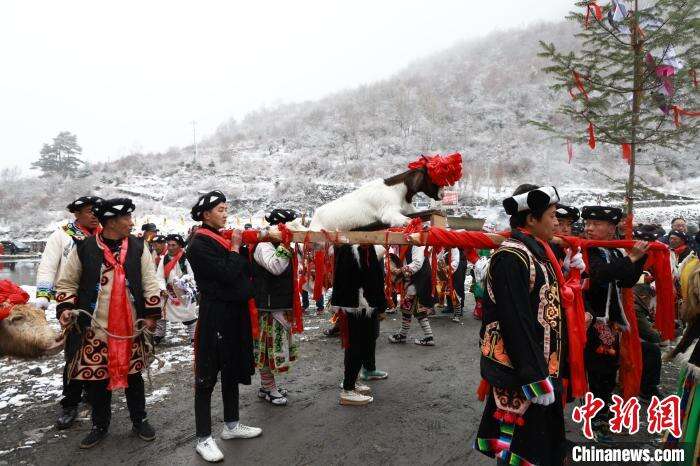 祭祀队伍前往祭祀现场。　唐彬 摄