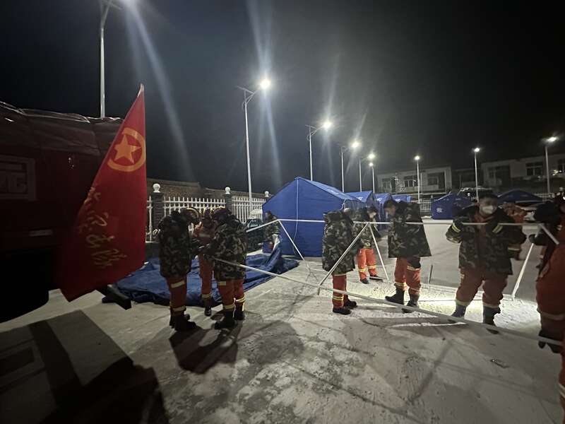 青年突击队在救灾一线。