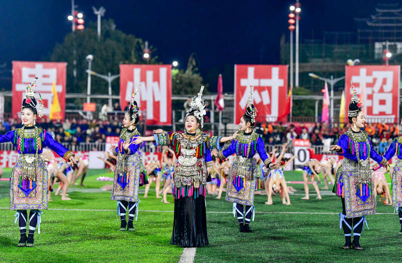 2025年3月14日,2025年贵州“村超”40强交叉赛在榕江“村超”足球场举行,演员在比赛间隙表演侗族大歌,民族文化伴随着体育赛事成功“出圈”。图片来源:新华社