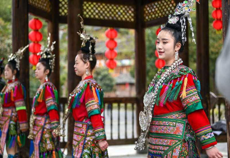  2025年3月18日，侗族群众在贵州省黎平县肇兴侗寨给游客演唱侗族大歌。