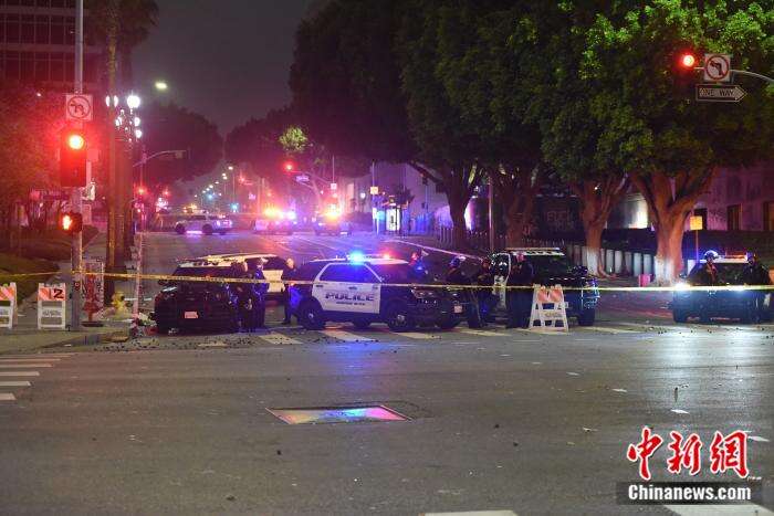 当地时间6月9日凌晨，美国加利福尼亚州洛杉矶市中心全部戒严，大量全副武装的警察在街头通宵警戒。8日，洛杉矶市中心爆发反搜捕非法移民行动抗议示威，至少两名警察在混乱中遇袭受伤，数十名抗议者被捕；洛杉矶市警察局当晚宣布洛杉矶市中心的抗议活动全部为非法集会，并通过社交媒体要求抗议者“必须立即离开市中心区域”。 <a target='_blank' href='/'><p  align=